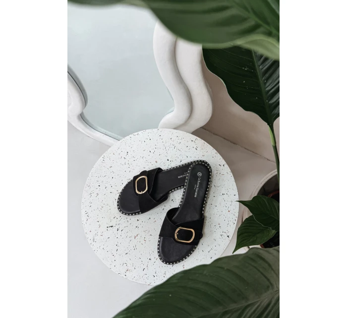 Dámské pantofle na ploché se zlatým sponou Czarne model 21943465 - Boto