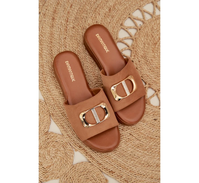 Dámské pantofle s zlatým detailem Camel model 22027934 - Boto Dámské pantofle s zlatým detailem Camel model 22027934 - Boto