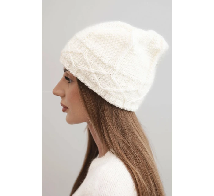 Dámská zimní čepice s vlnou o ecru model 21783047 - K-Fashion Dámská zimní čepice s vlnou o ecru model 21783047 - K-Fashion