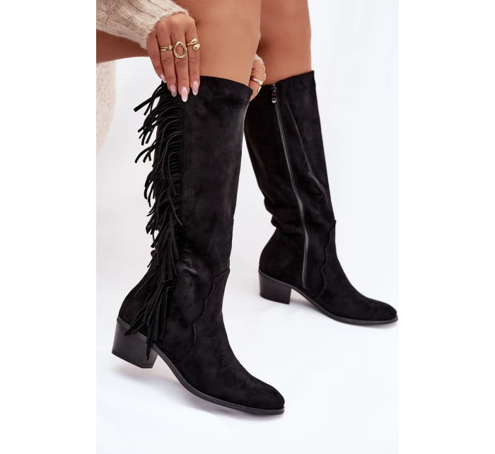 Dámské kozačky na podpatku s třásněmi zateplené černé model 21788097 - Boto Dámské kozačky na podpatku s třásněmi zateplené černé model 21788097 - Boto