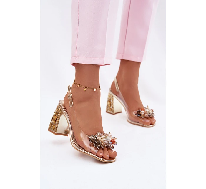 Průhledné sandály na podpatku s krystaly model 22102714 zlaté - VINCEZA Průhledné sandály na podpatku s krystaly model 22102714 zlaté - VINCEZA