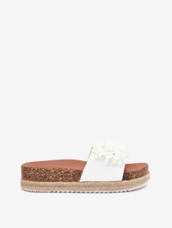 Dámské pantofle na platformě s ozdobnými květinami – bílé