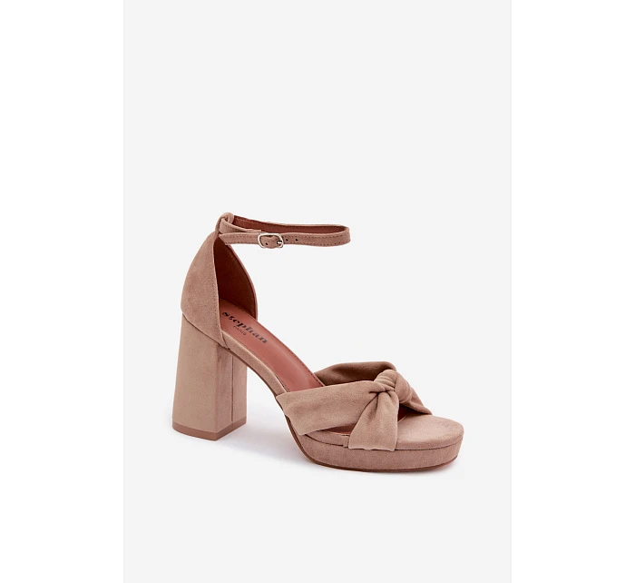 Dámské sandály na podpatku z imitace semiše tmavě béžové model 22107156 - Boto