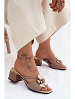 Kožené dámské sandály na podpatku s květinou Béžové model 22141000 - Boto