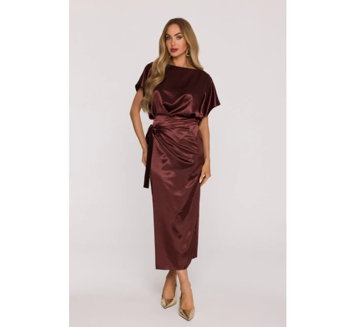 Saténové šaty v stylu hnědé model 21479272 - Moe Saténové šaty v stylu hnědé model 21479272 - Moe