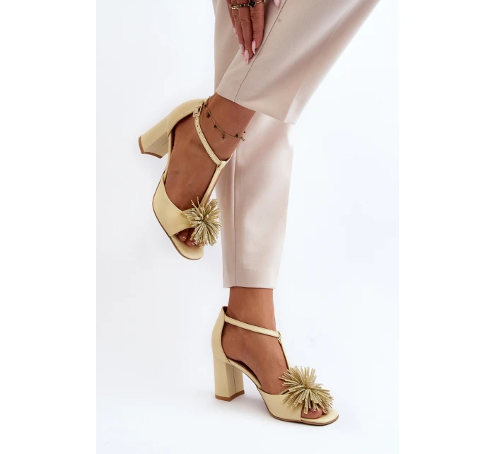 Kožené sandály na podpatku s ozdobou Laura Messi 2758 béžové