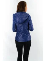 Tmavě modrá krátká dámská prošívaná bunda s kapucí (B9566) Tmavě modrá krátká dámská prošívaná bunda s kapucí (B9566)