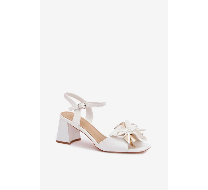 Dámské sandály na podpatku s ozdobným květem model 22100079 bílé - VINCEZA