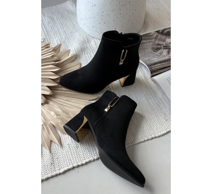 Dámské kotníkové boty na podpatku se zlatými detaily černé model 21710779 - Boto Dámské kotníkové boty na podpatku se zlatými detaily černé model 21710779 - Boto