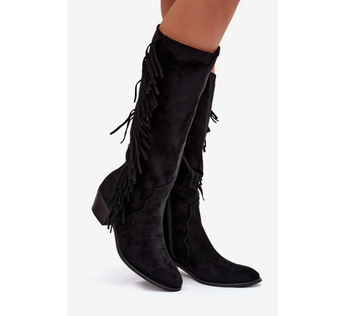 Dámské kozačky na podpatku s třásněmi zateplené černé model 21788097 - Boto Dámské kozačky na podpatku s třásněmi zateplené černé model 21788097 - Boto