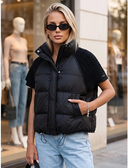 Krótka kamizelka damska pikowana czarna model 22341157 - FashionStreet Krótka kamizelka damska pikowana czarna model 22341157 - FashionStreet