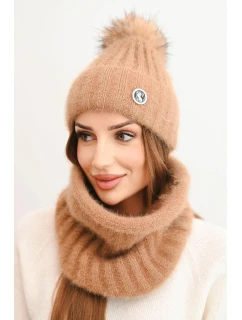 Dámská čepice s kapucí a pleteným vzorem bílá