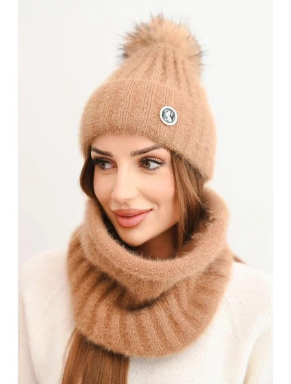 Dámská čepice s kapucí a pleteným vzorem bílá