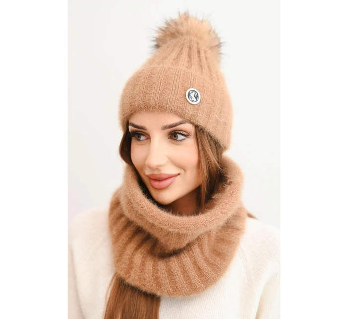 Dámská čepice s kapucí a pleteným vzorem bílá