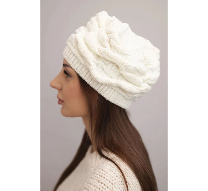Dámská zimní čepice z vlny s ozdobným vzorem a kamínky model 21878083 ecru - K-Fashion Dámská zimní čepice z vlny s ozdobným vzorem a kamínky model 21878083 ecru - K-Fashion