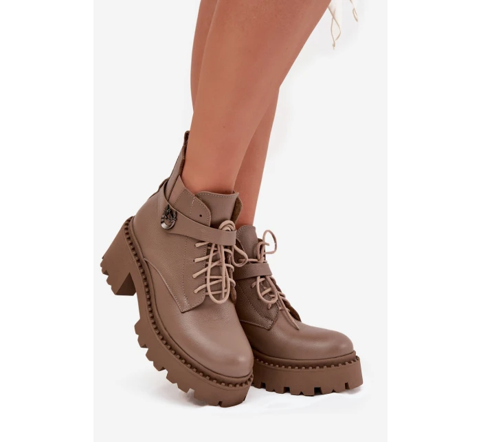 Kožené dámské kotníkové boty na klínu s ozdobným páskem zateplené model 21710528 tmavě béžové - Zazoo
