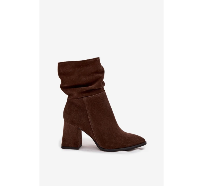Dámské zateplené kotníkové boty z přírodního semiše se řasením – čokoládové Dámské zateplené kotníkové boty z přírodního semiše se řasením – čokoládové