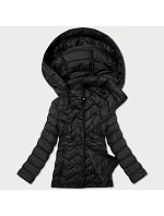 Černá dámská prošívaná plus size bunda s kapucí model 21023036 - J.STYLE Černá dámská prošívaná plus size bunda s kapucí model 21023036 - J.STYLE