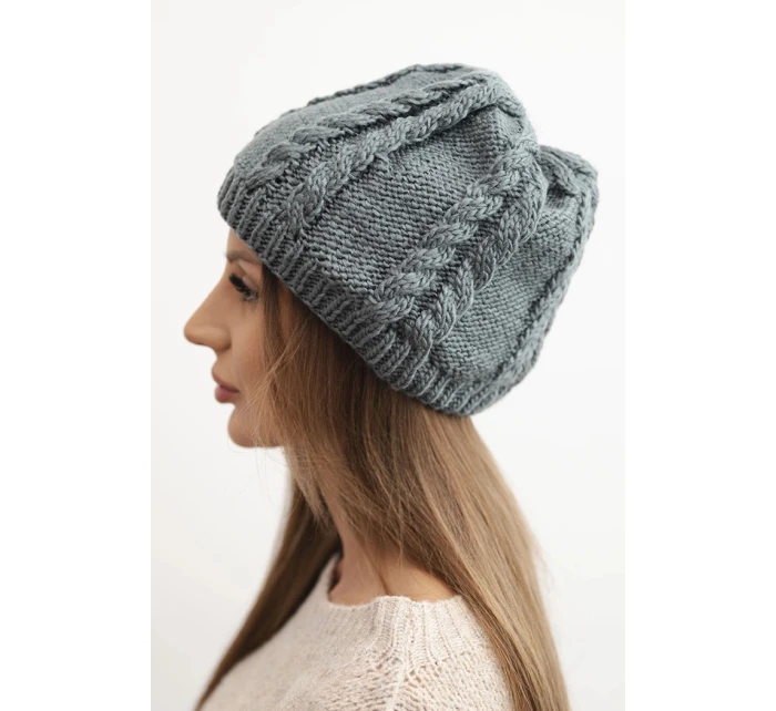 Dámská zimní čepice z vlny s copánkovým vzorem model 21750372 tmavě šedá - K-Fashion Dámská zimní čepice z vlny s copánkovým vzorem model 21750372 tmavě šedá - K-Fashion