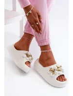 Dámské pěnové pantofle s ozdobami na silné bílá model 20897481 - Kesi Dámské pěnové pantofle s ozdobami na silné bílá model 20897481 - Kesi