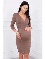 Přiléhavé šaty s výřezem pod prsy cappuccino