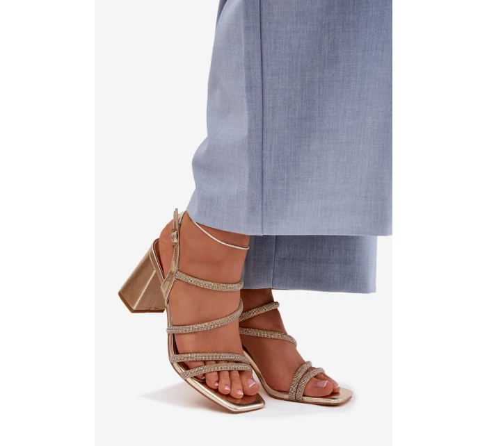 Dámské sandály na podpatku s pásky a kamínky Zlaté model 22027983 - Boto Dámské sandály na podpatku s pásky a kamínky Zlaté model 22027983 - Boto