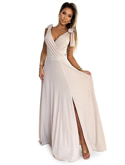 Dlouhé dámské béžové šaty s výstřihem, zavazováním na ramenou a s brokátem model 20235938 - numoco