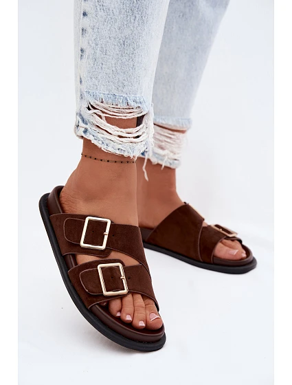 Dámské pantofle z imitace semiše s zlatými přezkami čokoládové model 22102893 - Boto Dámské pantofle z imitace semiše s zlatými přezkami čokoládové model 22102893 - Boto