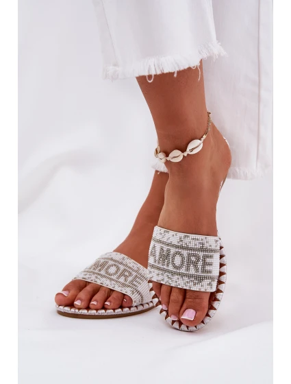 Dámské Pantofle Na Plochém Podpatku Se Zdobením Bílé Dorfedi Dámské Pantofle Na Plochém Podpatku Se Zdobením Bílé Dorfedi