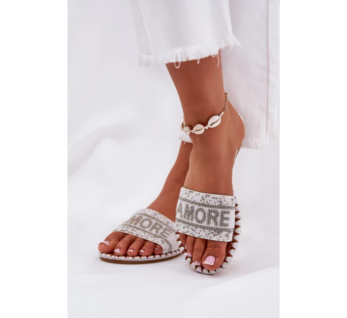 Dámské Pantofle Na Plochém Podpatku Se Zdobením Bílé Dorfedi Dámské Pantofle Na Plochém Podpatku Se Zdobením Bílé Dorfedi