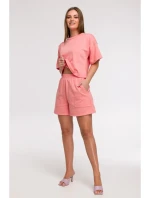 model 21047235 Šortky s kapsami s nášivkami korálová barva - BeWear model 21047235 Šortky s kapsami s nášivkami korálová barva - BeWear