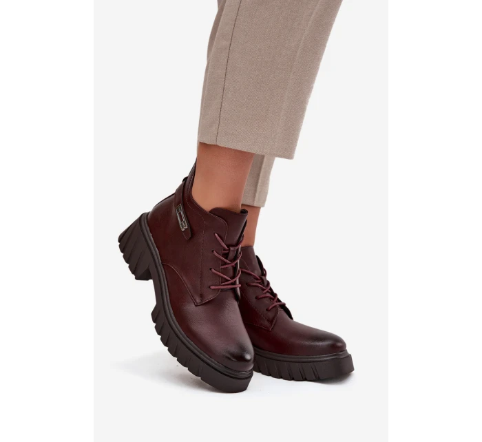 Nízké zateplené dámské kotníkové boty na klínku s ozdobným páskem bordó model 21712788 - Boto