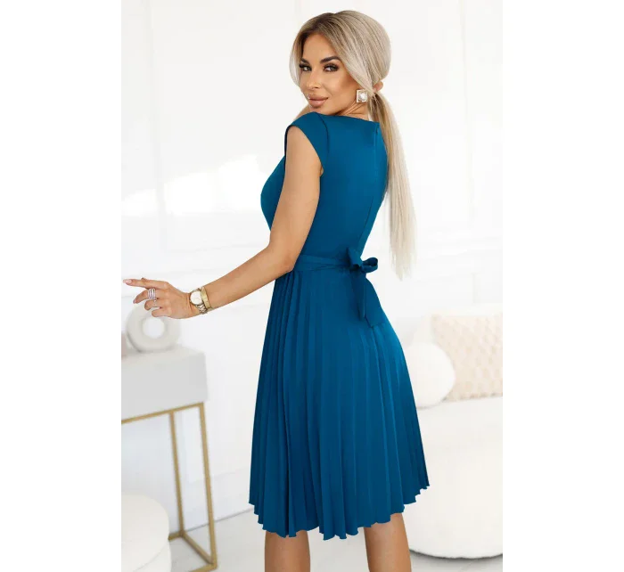 311-17 LILA Klasické plisované šaty s krátkými rukávy a páskem - barva MARINE 311-17 LILA Klasické plisované šaty s krátkými rukávy a páskem - barva MARINE