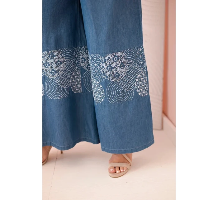 Dámské kalhoty Plus Size se širokými nohavicemi a model 21156793 výšivkou džínové - K-Fashion Dámské kalhoty Plus Size se širokými nohavicemi a model 21156793 výšivkou džínové - K-Fashion