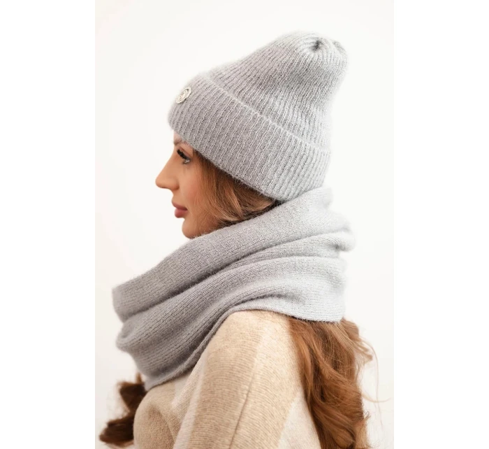 Dámská souprava s čepicí a šálou z měkké pleteniny šedá