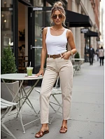 Dámské džíny s páskem mom fit model 22206991 béžové - FashionStreet Dámské džíny s páskem mom fit model 22206991 béžové - FashionStreet
