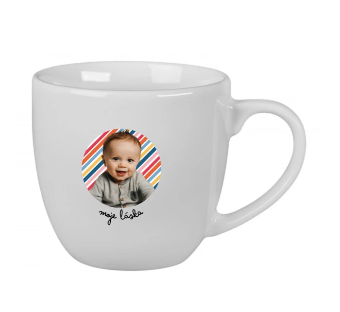 Personalizovaný keramický hrnek 400 ml s výřezem fotky na podkladu 