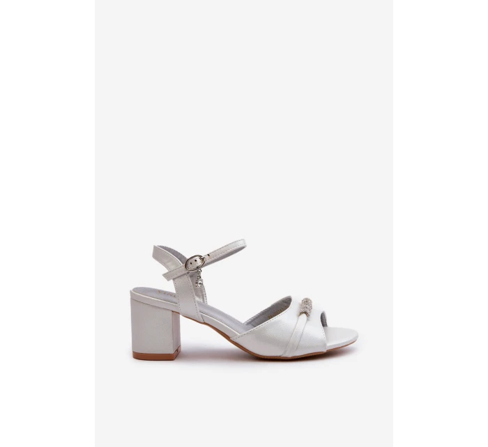 Dámské sandály z eko kůže na podpatku s ozdobami stříbrné Narhi