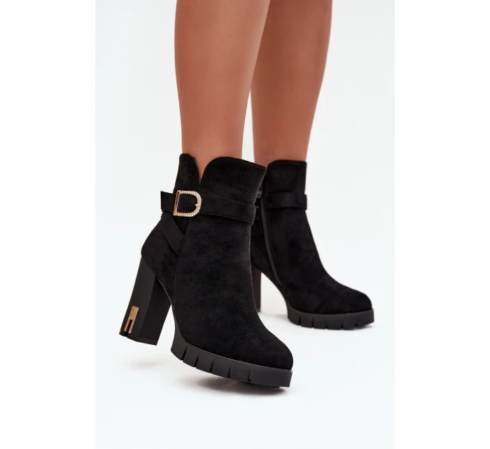 Zateplené dámské kozačky na podpatku s přezkou Černé model 21711529 - Boto Zateplené dámské kozačky na podpatku s přezkou Černé model 21711529 - Boto