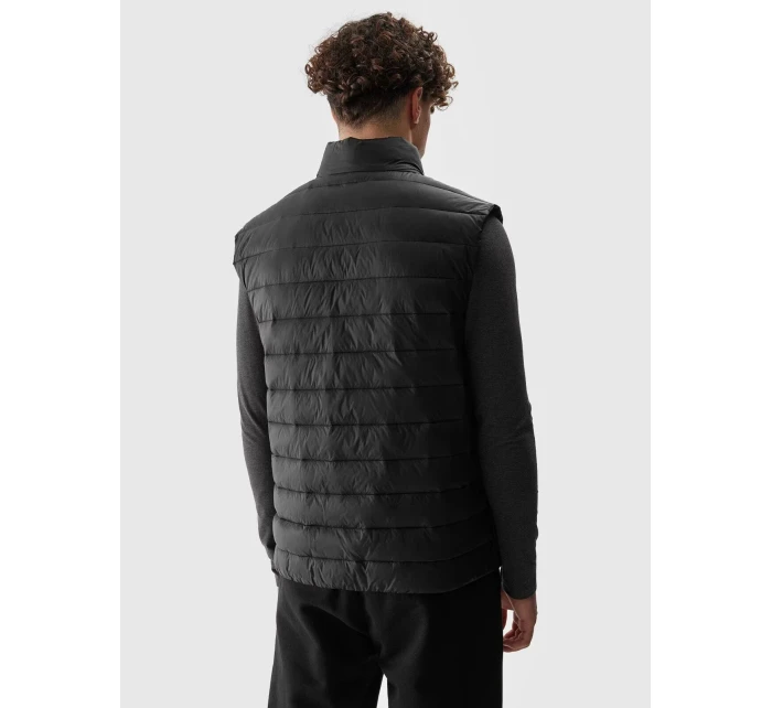 Pánská péřová vesta s recyklovanou výplní 4F - černá Pánská péřová vesta s recyklovanou výplní 4F - černá