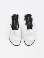 Stylové dámské nazouváky bílé na plochém podpatku Stylové dámské nazouváky bílé na plochém podpatku