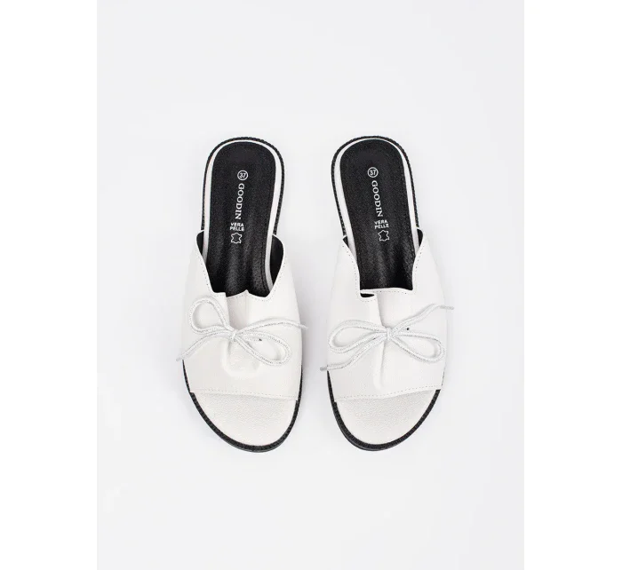 Stylové dámské nazouváky bílé na plochém podpatku Stylové dámské nazouváky bílé na plochém podpatku