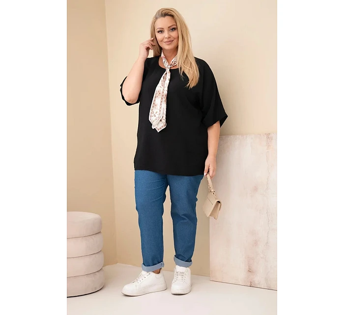 Dámská viskózová halenka Plus size s krátkým rukávem a ozdobným šátkem černá