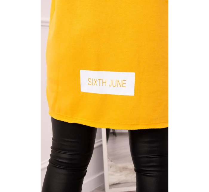 Plášť s hořčičným nápisem