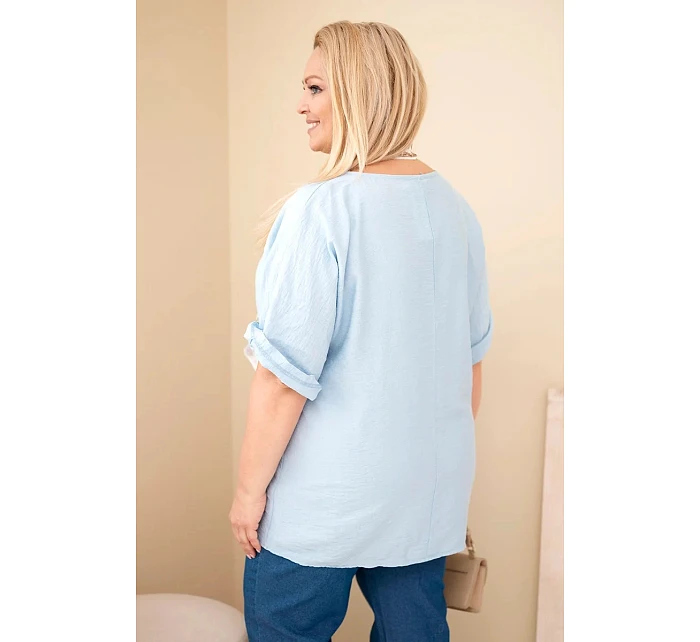 Dámská viskózová halenka Plus Size s krátkým rukávem a ozdobným šátkem modrá