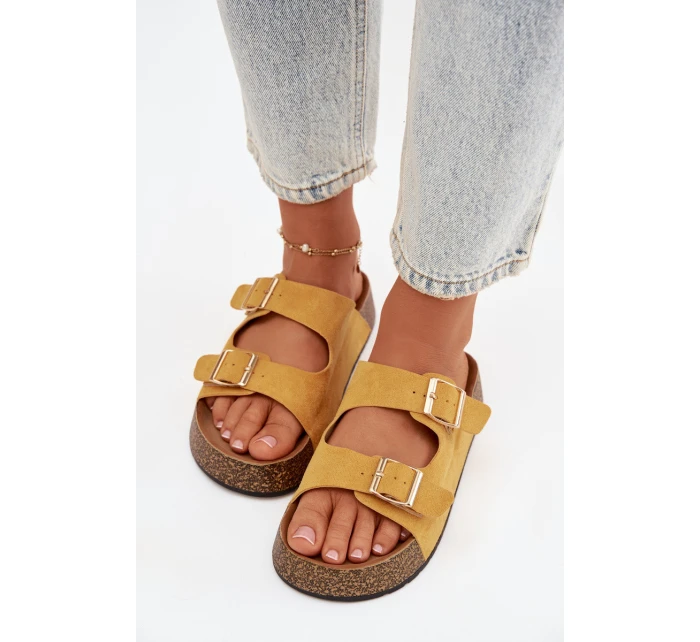 Dámské pantofle na korkové platformě se zlatými sponami Žluté model 21919307 - EVENTO