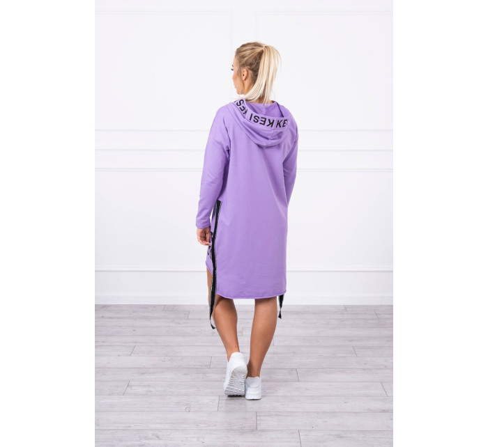 Šaty s kapucí a fialovým potiskem