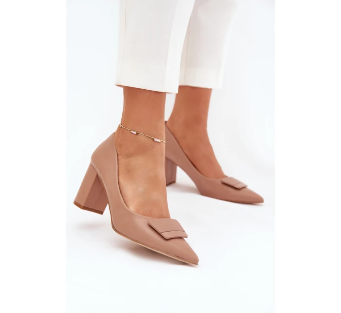 Dámské lodičky na širokém podpatku s ozdobou Celira – tmavě béžové Dámské lodičky na širokém podpatku s ozdobou Celira – tmavě béžové