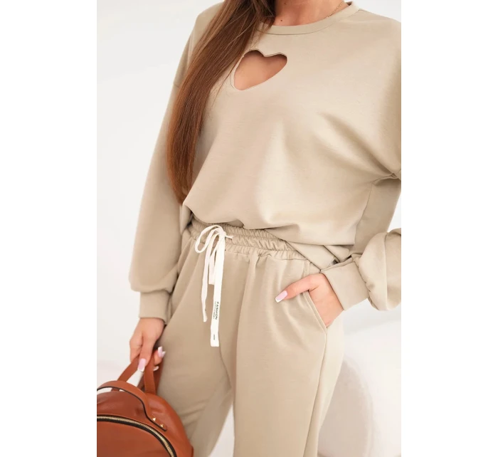 Dámský komplet máslo s výřezem ve tvaru srdce camelový