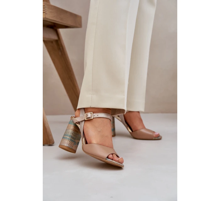 Kožené elegantní sandály na podpatku tmavě béžové model 21685342 - Laura Messi Kožené elegantní sandály na podpatku tmavě béžové model 21685342 - Laura Messi